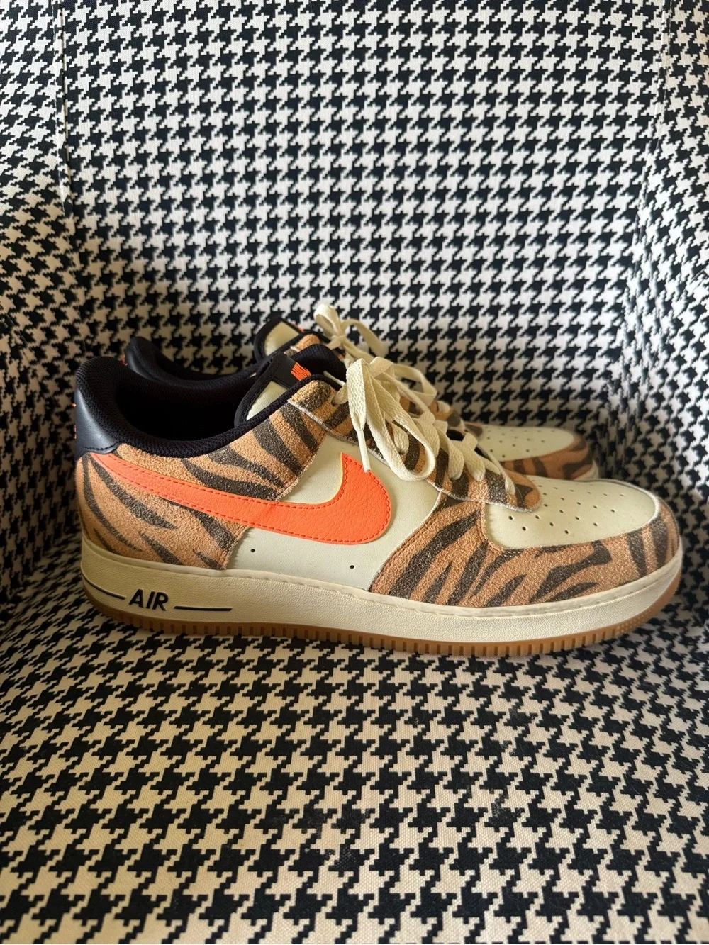 Nike Air Force One Low - Sneakers — Cream, Orange & Brown Tiger Pattern